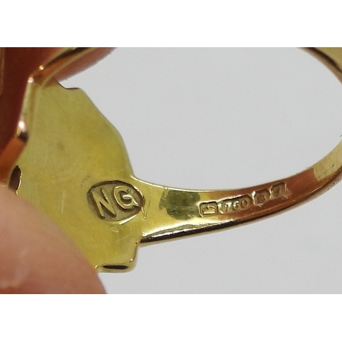 2833 - A NORMAN GIBSON BESPOKE RINGmade in 18ct gold of abstract form, stamped with his makers mark NG. Fin... 