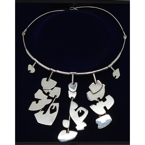 2835 - A SILVER BESPOKE NECKLACEmade by Norman Gibson, stamped NG hallmarked Edinburgh 1982. the necklace w... 