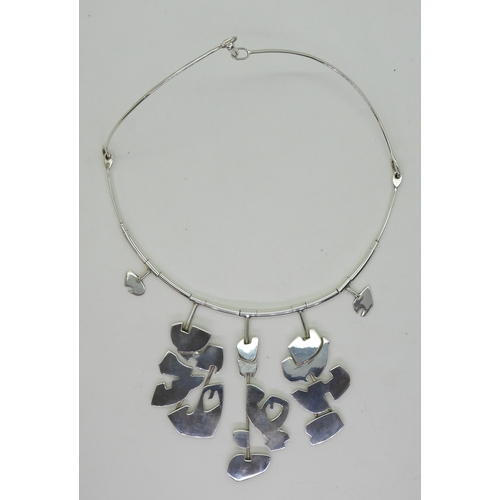 2835 - A SILVER BESPOKE NECKLACEmade by Norman Gibson, stamped NG hallmarked Edinburgh 1982. the necklace w... 