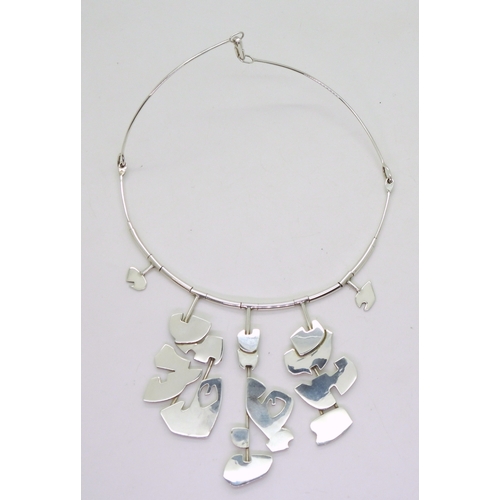 2835 - A SILVER BESPOKE NECKLACEmade by Norman Gibson, stamped NG hallmarked Edinburgh 1982. the necklace w... 