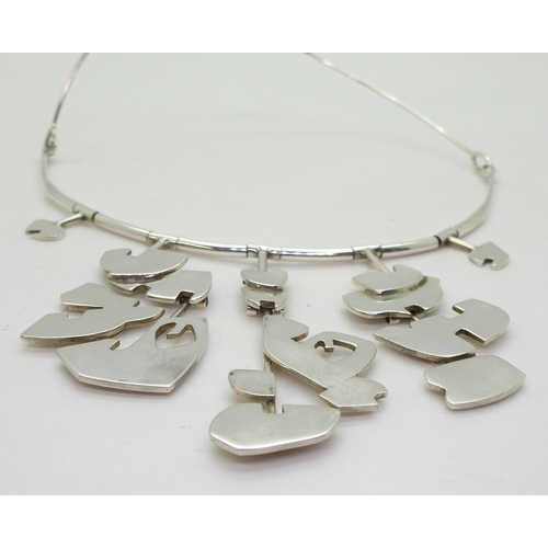 2835 - A SILVER BESPOKE NECKLACEmade by Norman Gibson, stamped NG hallmarked Edinburgh 1982. the necklace w... 