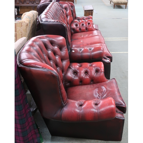 34 - A 20th century oxblood leather buttonback upholstered Chesterfield style three piece suite comprisin... 