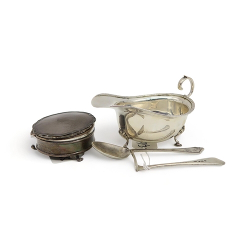 350 - An Edwardian silver sauceboat, London 1916, a pusher and feeder set, Birmingham marks, and a silver ... 