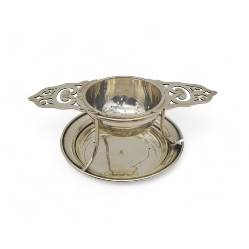 352 - A silver tea strainer and stand, by Walker & Hall, Sheffield 1954,the lugs with openwork, 108gms