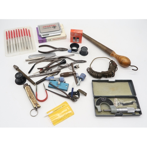 475 - A quantity of watchmaker's/jeweller's tools and spare parts