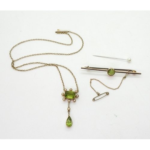 705 - A 15ct gold peridot and pearl Edwardian pendant necklace , length of pendant 3.5cm, length of chain ... 