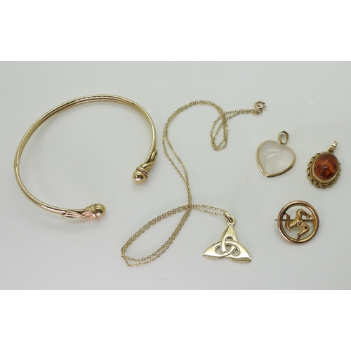 723 - A 9ct gold bangle, celtic knot pendant and chain, Isle of Man brooch, 9ct rose quartz heart and ambe... 