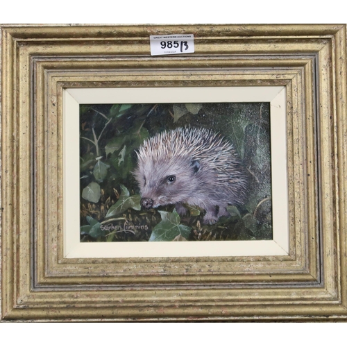 985 - STEPHEN CUMMINGS (CONTEMPORARY SCHOOL) HEDGEHOG Oil on board, signed lower left, 12 x 17cm... 