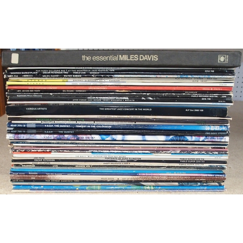 454 - VINYL RECORDS a box of jazz, folk and orchestral LP records with Alan Stivell, The Quintet, Miles Da... 