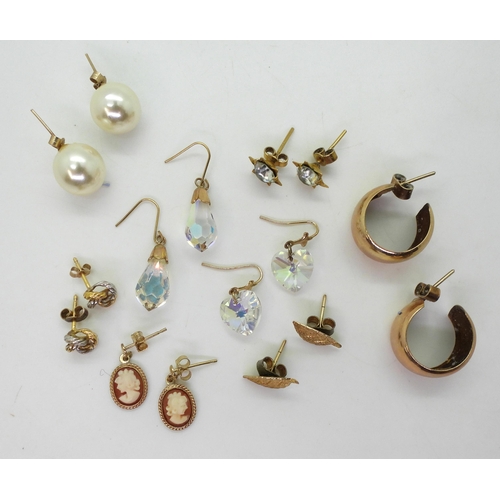 706 - A collection of gold and yellow metal earrings to include creole, bi colour knot etc, weight all tog... 