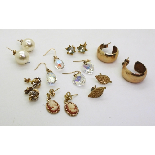 706 - A collection of gold and yellow metal earrings to include creole, bi colour knot etc, weight all tog... 