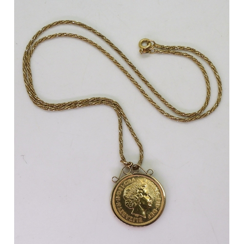 713 - A 2002 gold full sovereign, in a 9ct gold pendant mount on a 50cm 9ct gold rope chain, weigh togethe... 