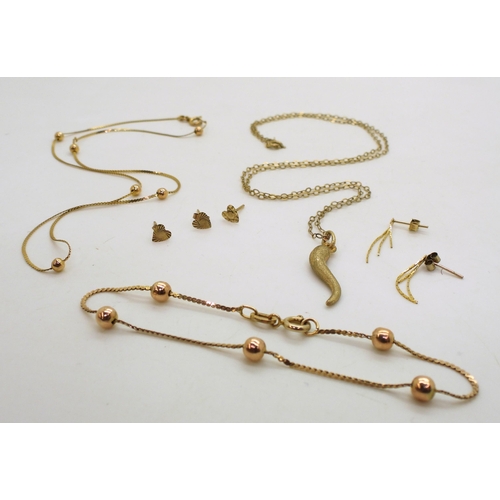 716 - A 9ct gold 40cm bead detailed snake chain, with matching bracelet, a 9ct horn of plenty pendant and ... 