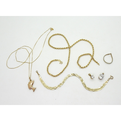 722 - A collection of gold and yellow metal to include a braided 9ct bracelet, 9ct rope chain a Nefertiti ... 