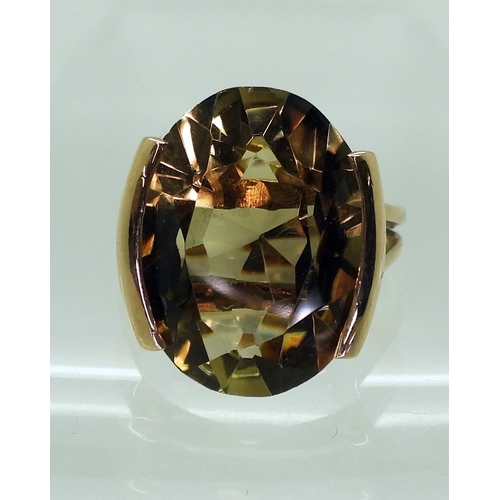 735 - A 9ct gold smoky quartz retro ring, Edinburgh hallmarks for 1978, finger size O1/2, weight 6.6gms