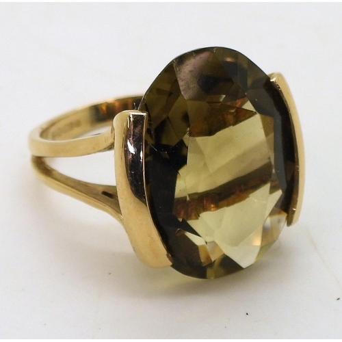 735 - A 9ct gold smoky quartz retro ring, Edinburgh hallmarks for 1978, finger size O1/2, weight 6.6gms