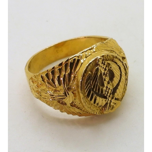 753 - A bright yellow metal ring engraved with birds to the shoulders, finger size T1/2, weight 12.2gms