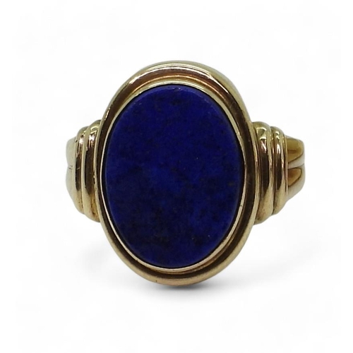 793 - A German 8ct gold lapis lazuli signet ring, the inner shank engraved 'Memorabilia 1960' size T, weig... 