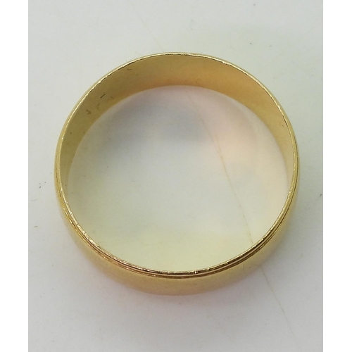 802 - A 21k gold wedding ring, size T, weight 5.6gms