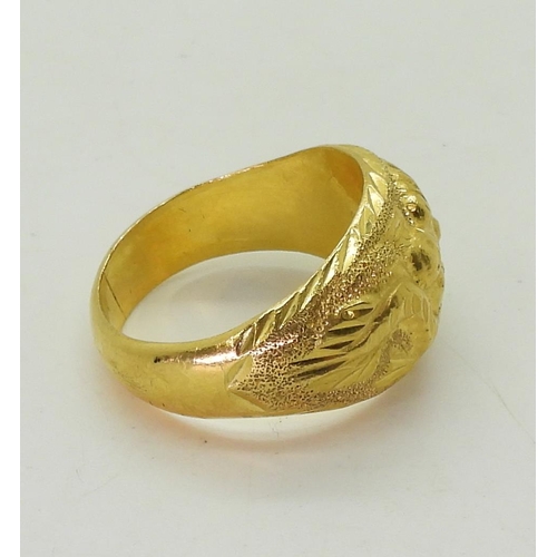 807 - A Chinese dragon ring, stamped 96.5%? further stamped with Chinese characters, size Y1/2, weight 7.6... 