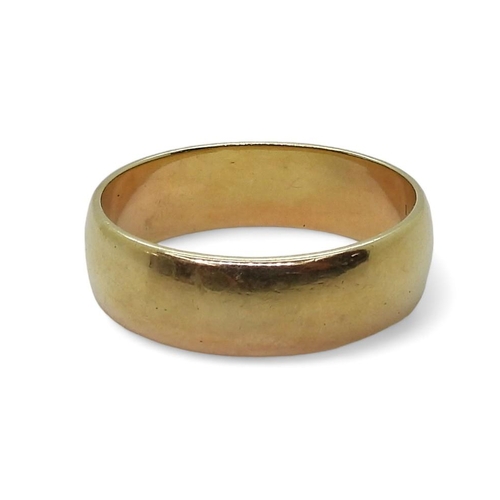 812 - A 14k gold wedding ring, size Y, weight 7.9gms