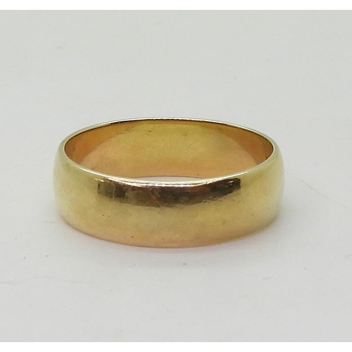 812 - A 14k gold wedding ring, size Y, weight 7.9gms