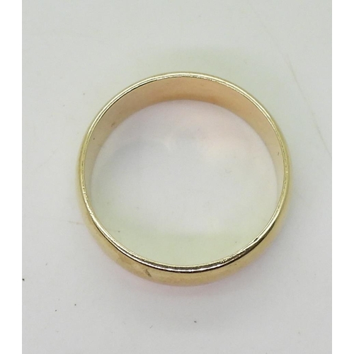 812 - A 14k gold wedding ring, size Y, weight 7.9gms