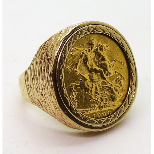 816 - A 1906 gold full sovereign in a 9ct gold ring mount, size W, weight 15.1gms