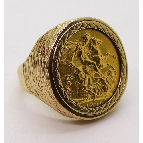 816 - A 1906 gold full sovereign in a 9ct gold ring mount, size W, weight 15.1gms