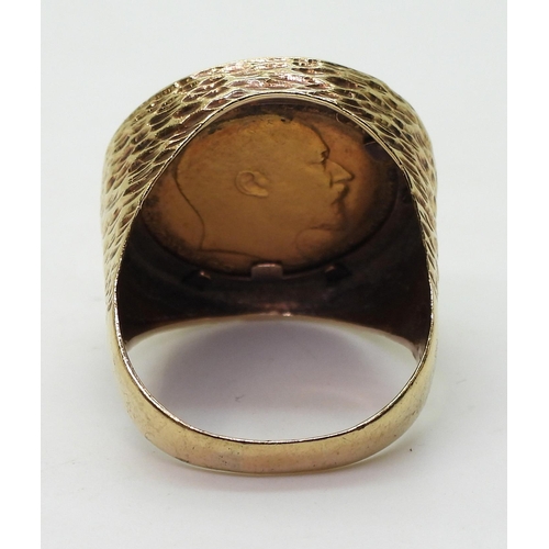 816 - A 1906 gold full sovereign in a 9ct gold ring mount, size W, weight 15.1gms