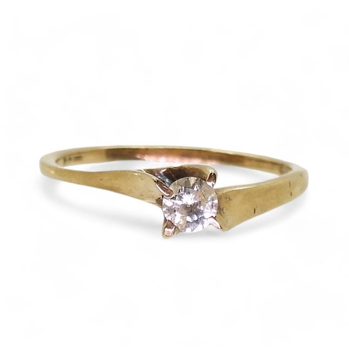 821 - A 9ct gold diamond solitaire of estimated approx 0.15cts, size N, weight 1.5gms