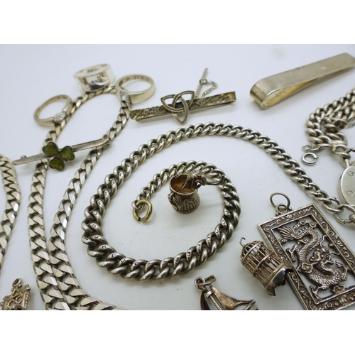 856 - A collection of silver and white metal to include curb chain bracelets and a necklace, gate bracelet... 