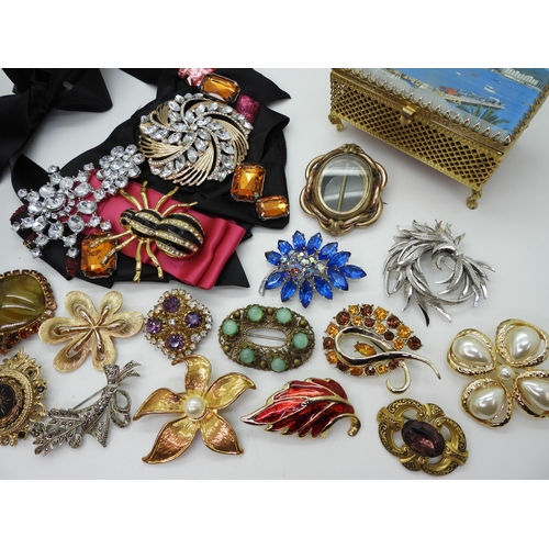 865 - A collection of vintage costume brooches to include Czech glass examples, a statement necklace with ... 