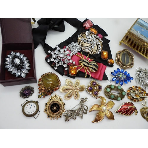 865 - A collection of vintage costume brooches to include Czech glass examples, a statement necklace with ... 