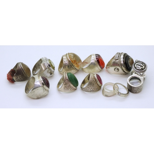 879 - A collection of silver and white metal rings, to include set with ruby, rutilated quartz and agate a... 