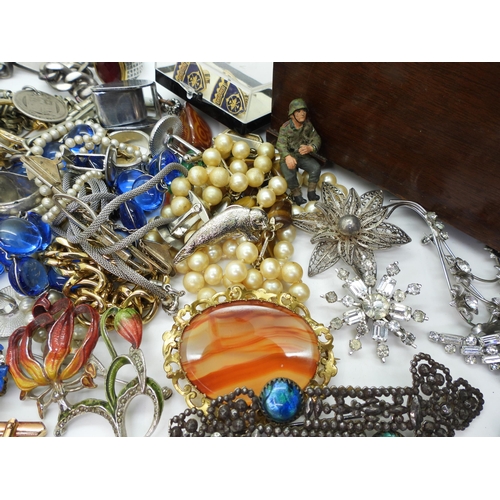 890 - A collection of vintage costume jewellery to include good diamante brooches and dress clips, gold pl... 