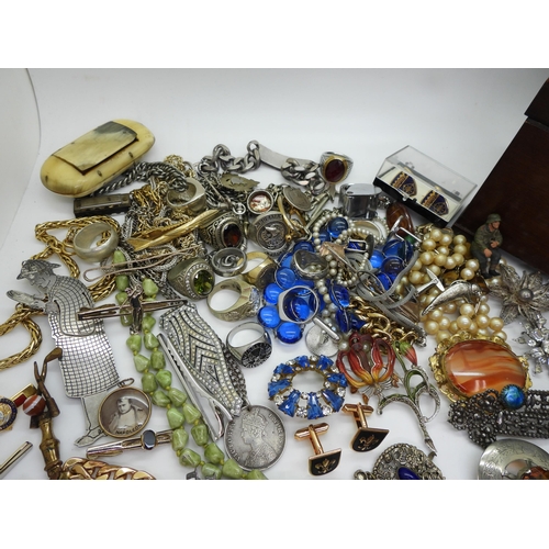 890 - A collection of vintage costume jewellery to include good diamante brooches and dress clips, gold pl... 