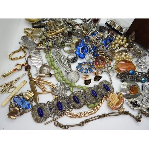 890 - A collection of vintage costume jewellery to include good diamante brooches and dress clips, gold pl... 