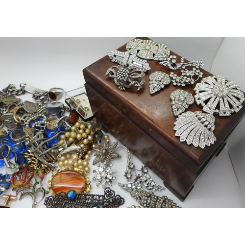 890 - A collection of vintage costume jewellery to include good diamante brooches and dress clips, gold pl... 