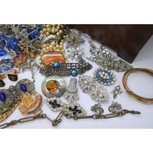 890 - A collection of vintage costume jewellery to include good diamante brooches and dress clips, gold pl... 