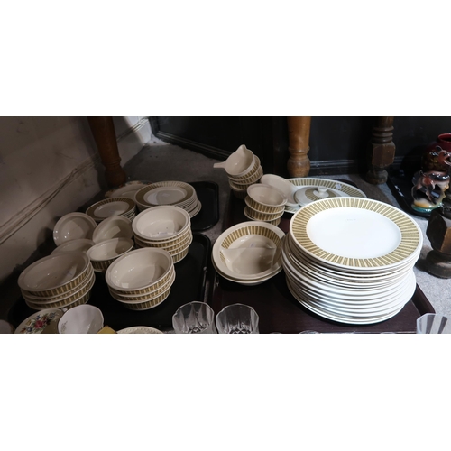 256 - A Wedgwood Sunray pattern dinner service