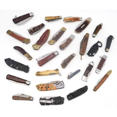 473 - A large collection of folding/penknives, to include examples by Lakota, Buck, Victorinox, Wynn's, Sc... 