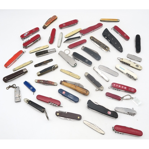 473 - A large collection of folding/penknives, to include examples by Lakota, Buck, Victorinox, Wynn's, Sc... 