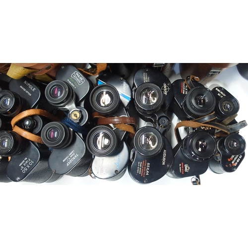 488 - A quantity of cased vintage binoculars, with manufacturers to include Fujica, Swift, Pulse, Kershaw ... 