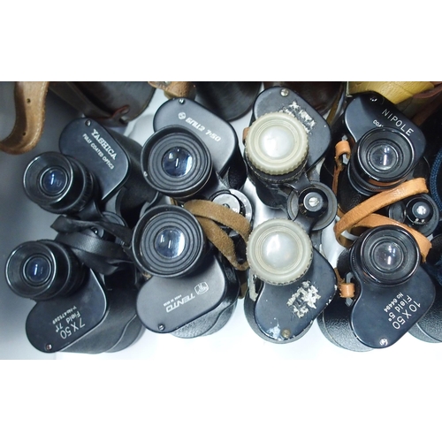 488 - A quantity of cased vintage binoculars, with manufacturers to include Fujica, Swift, Pulse, Kershaw ... 