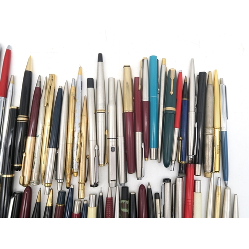 513 - A large quantity of pens, largely by Parker, to include various gold filled/rolled gold examples