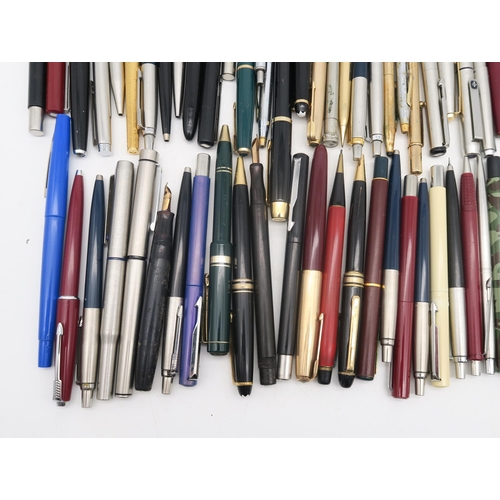 513 - A large quantity of pens, largely by Parker, to include various gold filled/rolled gold examples