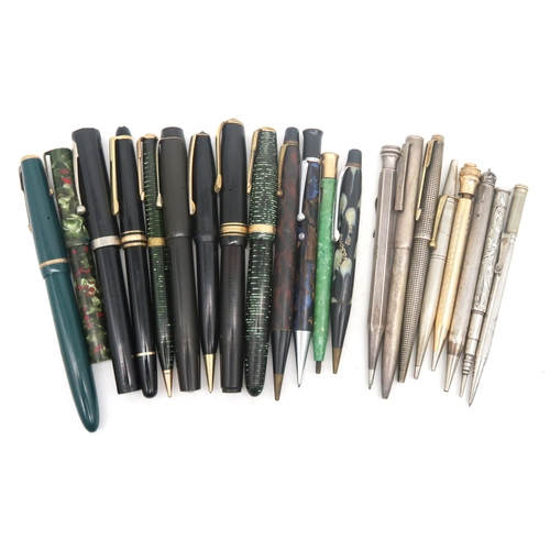 514 - A small collection of vintage pens and propelling pencils, to include a hatched Sterling silver Park... 