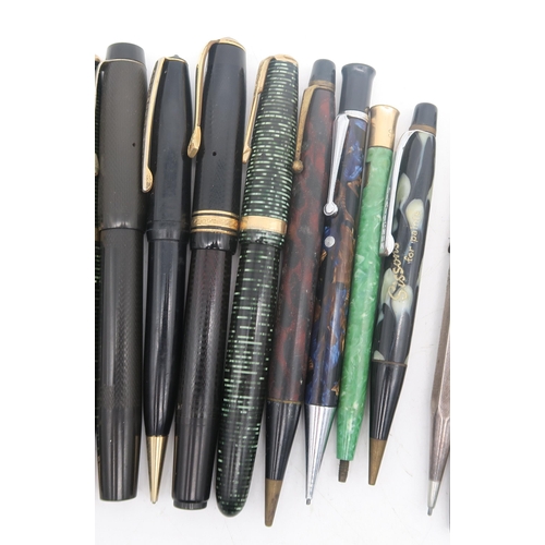 514 - A small collection of vintage pens and propelling pencils, to include a hatched Sterling silver Park... 