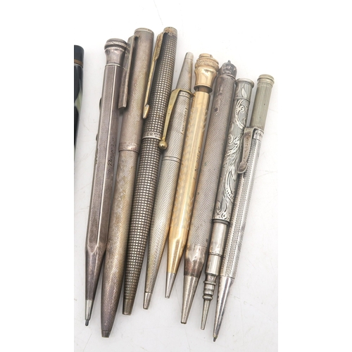 514 - A small collection of vintage pens and propelling pencils, to include a hatched Sterling silver Park... 